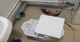 Установка напольного унитаза в Курчатове: монтаж под ключ от СантехДомКрч от 5278 рублей.